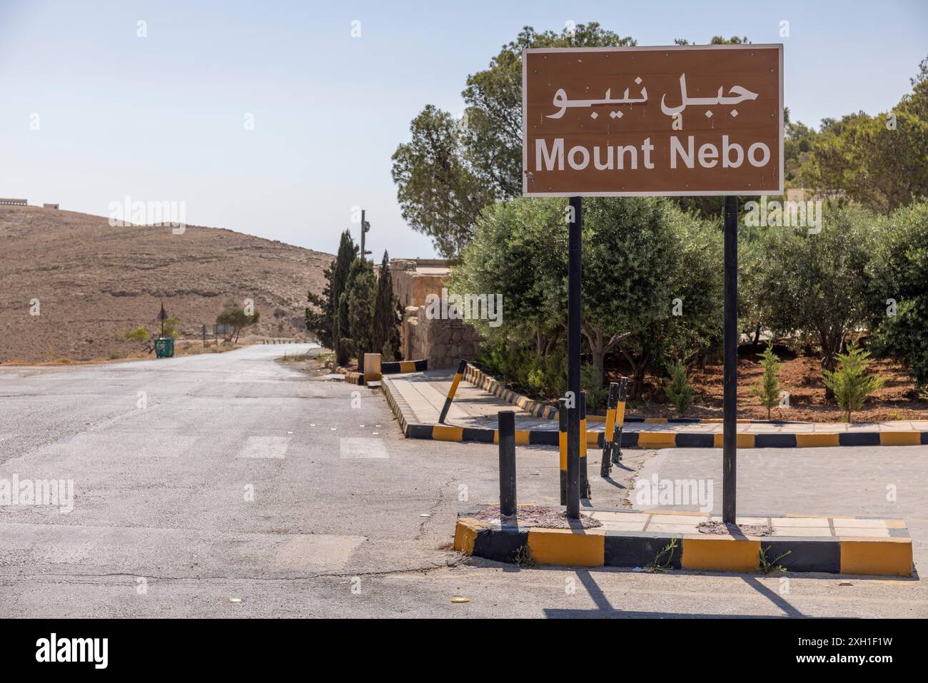 Cartello presso il parcheggio, Monte Nebo (Jabal Nibu), montagna sacra di Mosè, Monti AbÇŽrim, Giordania Foto Stock