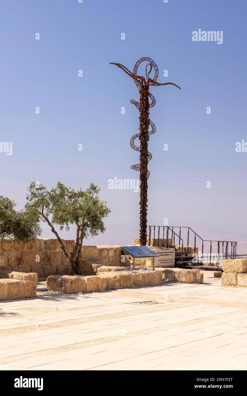 Serpente metallico, simbolo di cristologia, croce sul Monte Nebo (Jabal Nibu), montagna Santa di Mosè, montagne AbÇŽrim, Giordania Foto Stock