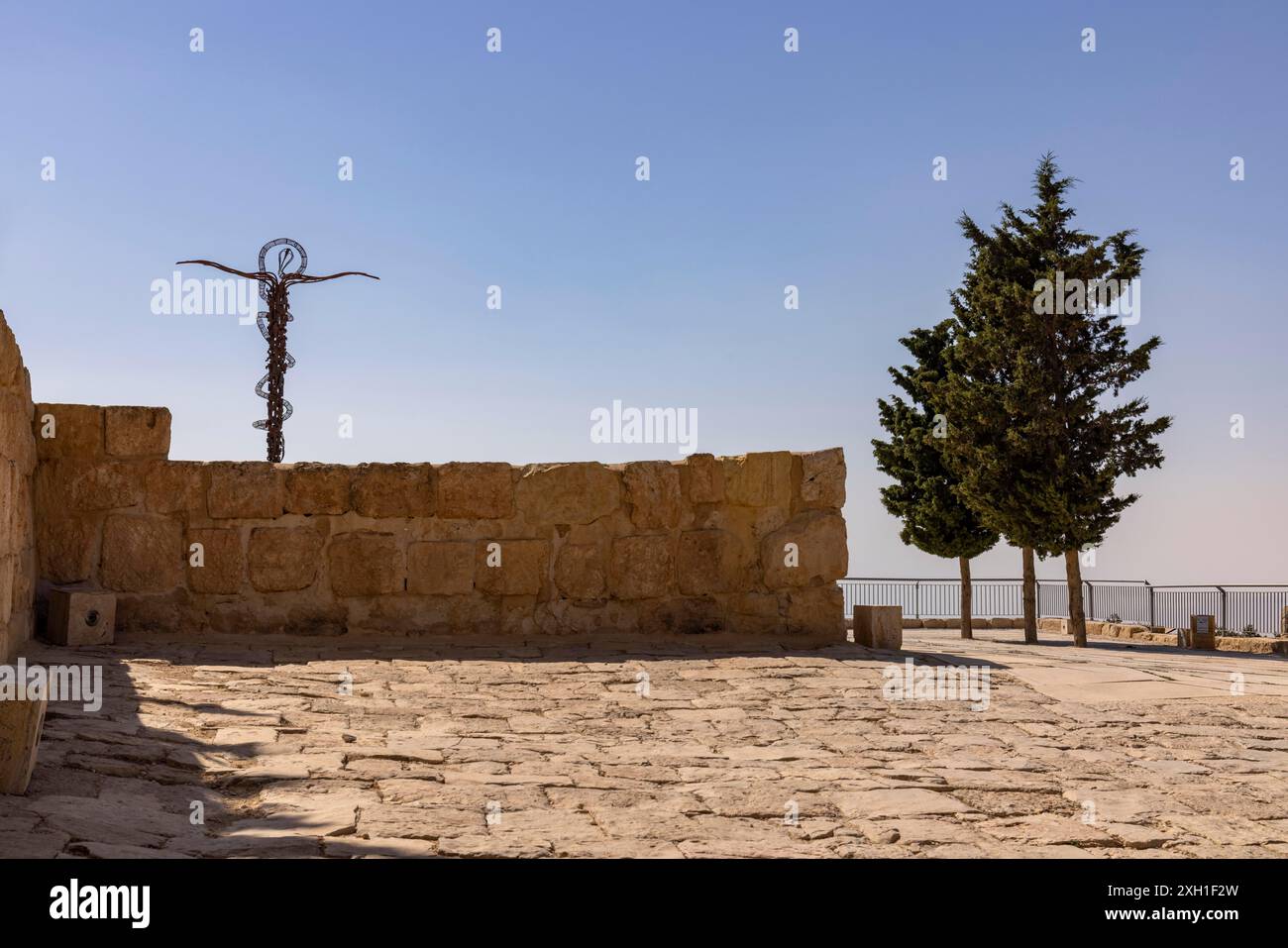 Serpente metallico, simbolo di cristologia, croce sul Monte Nebo (Jabal Nibu), montagna Santa di Mosè, montagne AbÇŽrim, Giordania Foto Stock