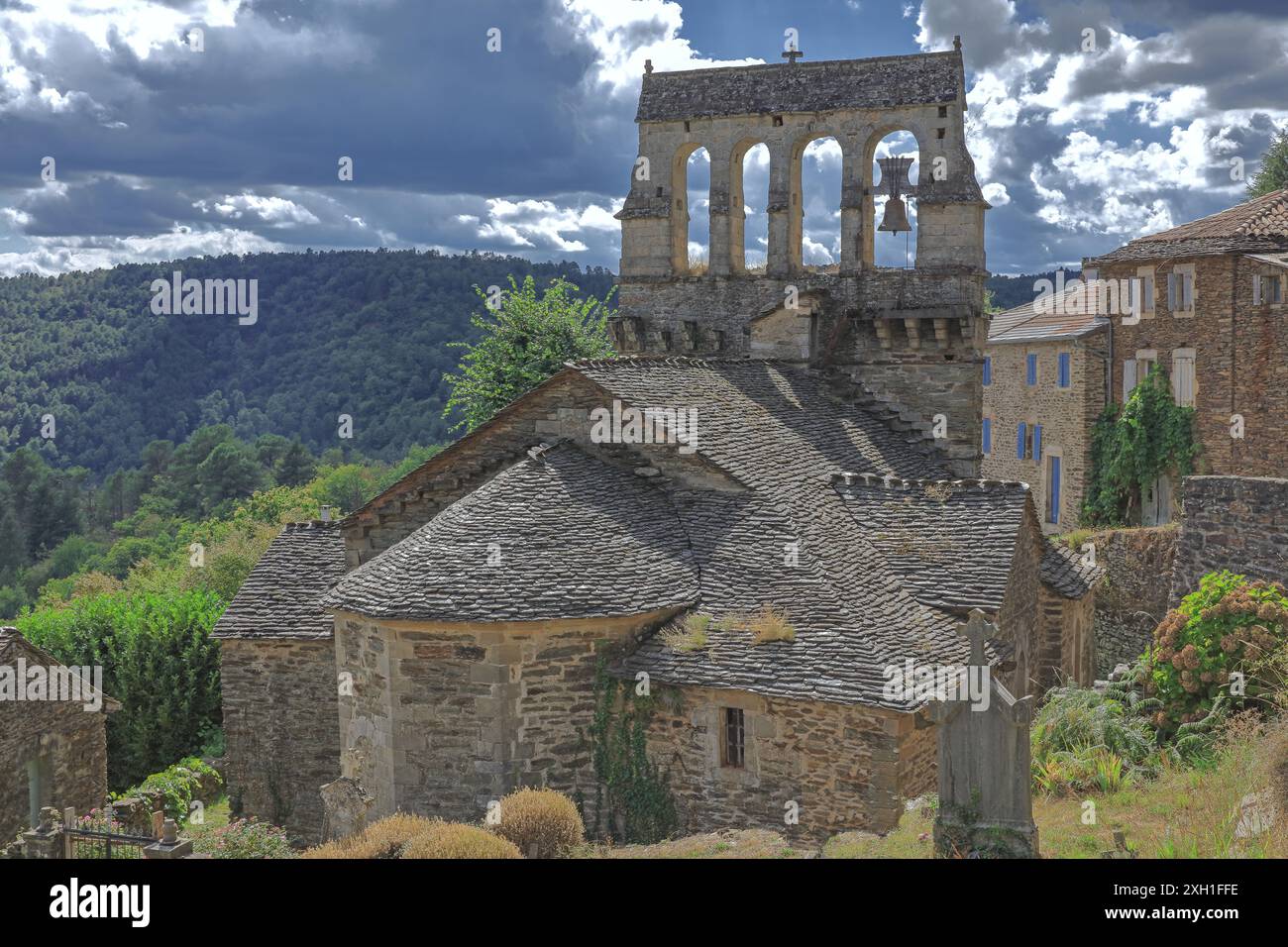 Francia, Ardèche, Pourcharesses, chiesa di Saint-Jean, pettine del campanile Foto Stock