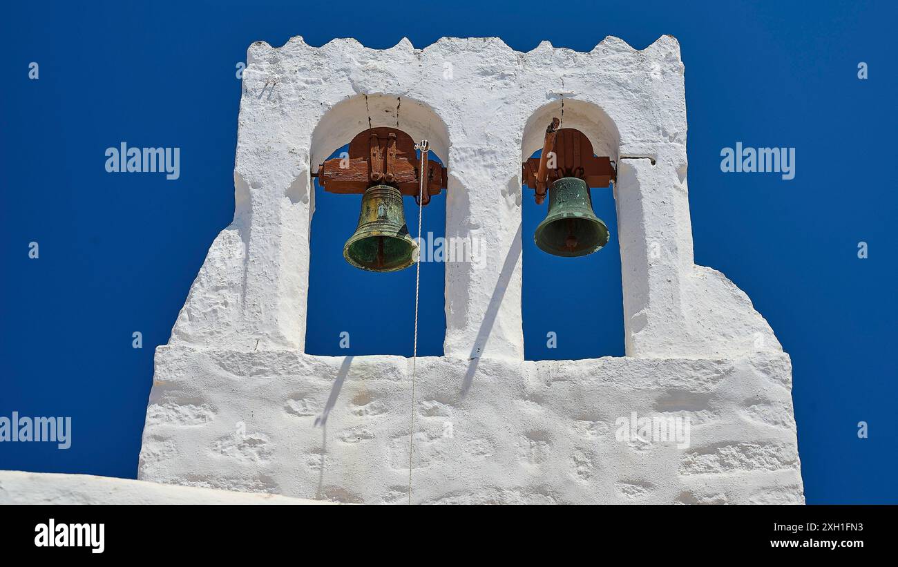 Campanile bianco con due campane di fronte a un cielo azzurro, Chora, città vecchia, Patmos, Dodecaneso, isole greche, Grecia Foto Stock