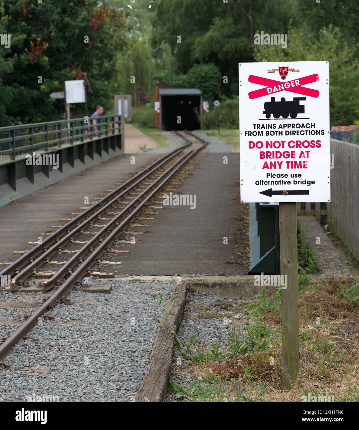 Segui le indicazioni per il ponte ferroviario sul passaggio dei treni a Wicksteed Park, Kettering, Inghilterra. Foto Stock