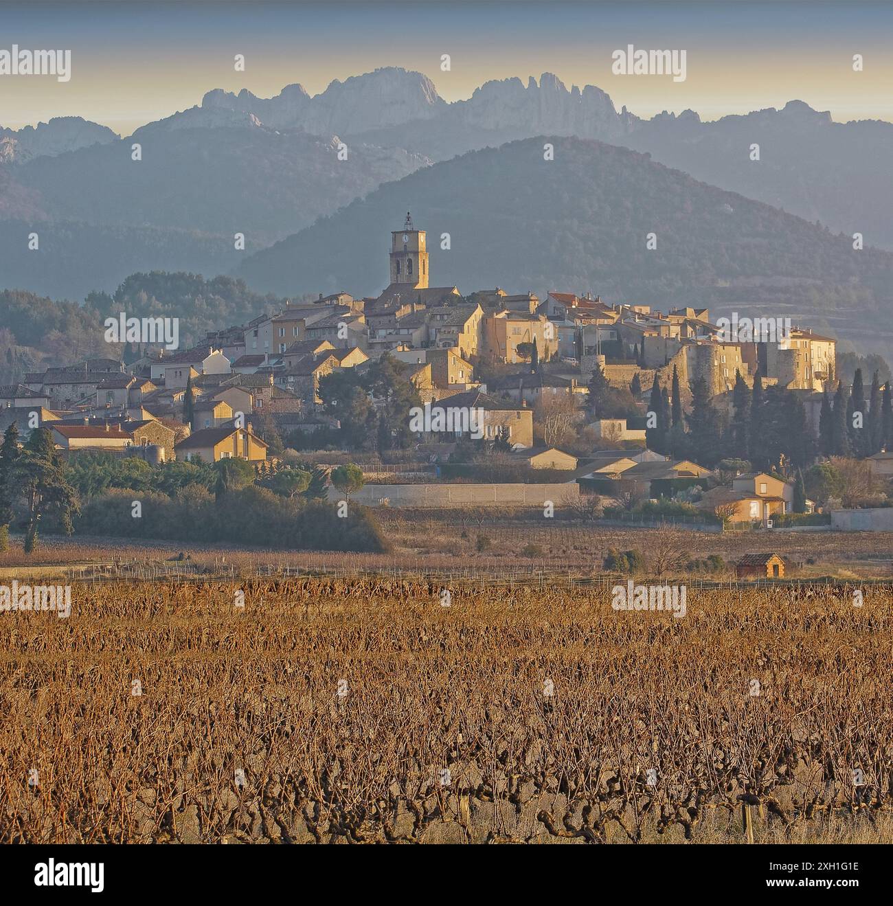 Francia, dipartimento di Vaucluse, Sablet, villaggio nel vigneto di Côtes-du-Rhône-Villages Foto Stock