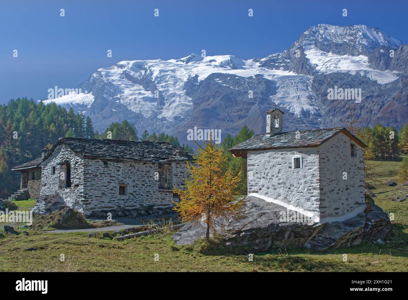 Francia, dipartimento della Savoia, Sainte-Foy-Tarentaise, le Monal, frazione rustica di montagna affacciata sul Mont pourri e sul massiccio della Vanoise Foto Stock