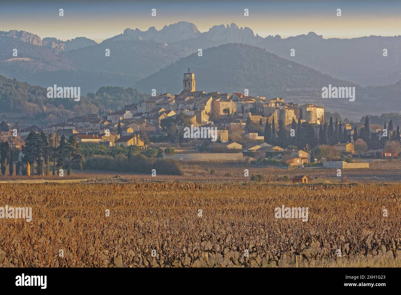 Francia, dipartimento di Vaucluse, Sablet, villaggio nel vigneto di Côtes-du-Rhône-Villages Foto Stock