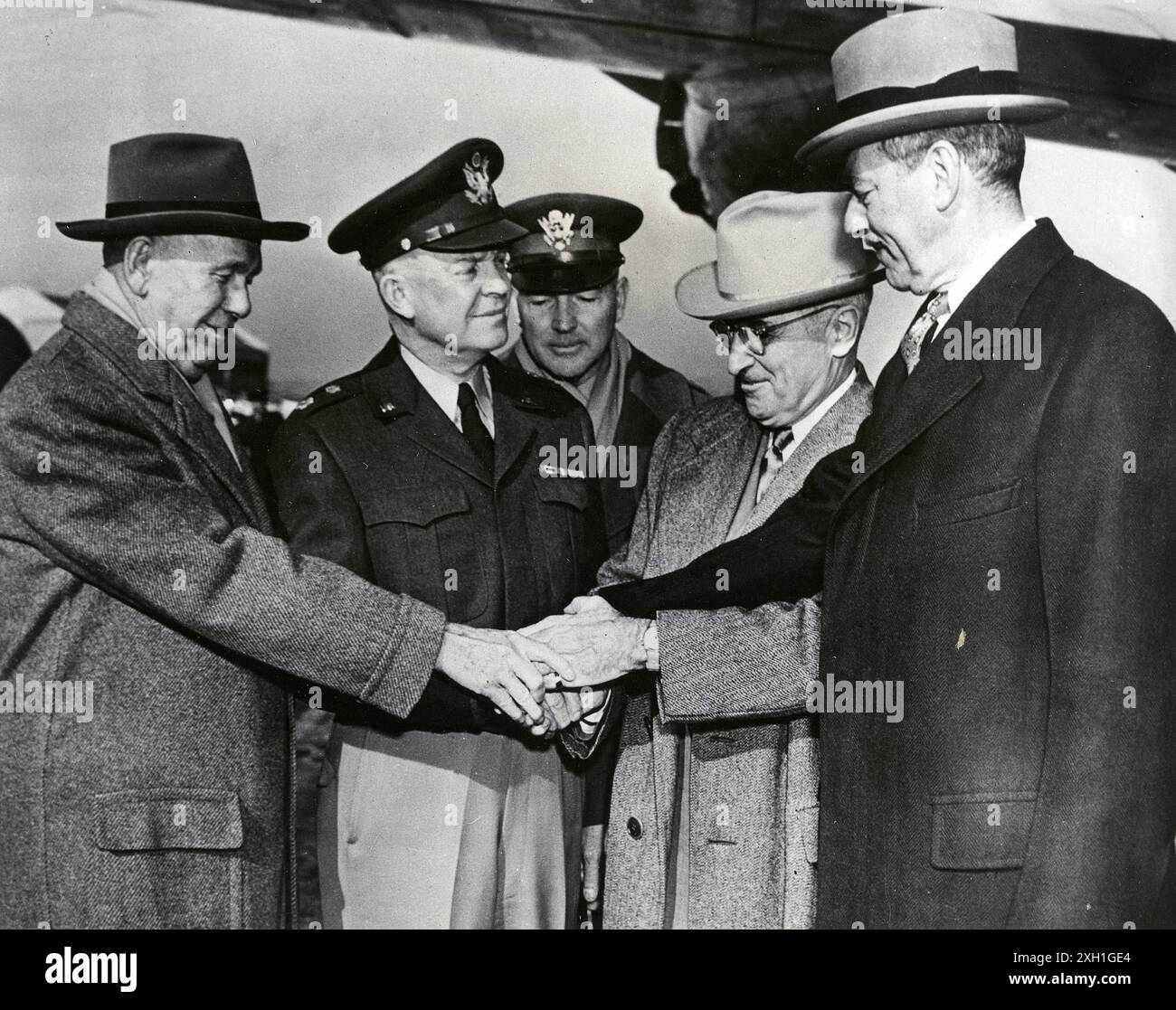 Il generale Dwight Eisenhower saluta i generali George C. Marshall, Floyd L. Parkes, il presidente degli Stati Uniti Harry Truman e il segretario di Stato Dean Acheson, prima della sua partenza per l'Europa dopo essere stato nominato comandante supremo della NATO. 6 gennaio 1951 Foto Stock