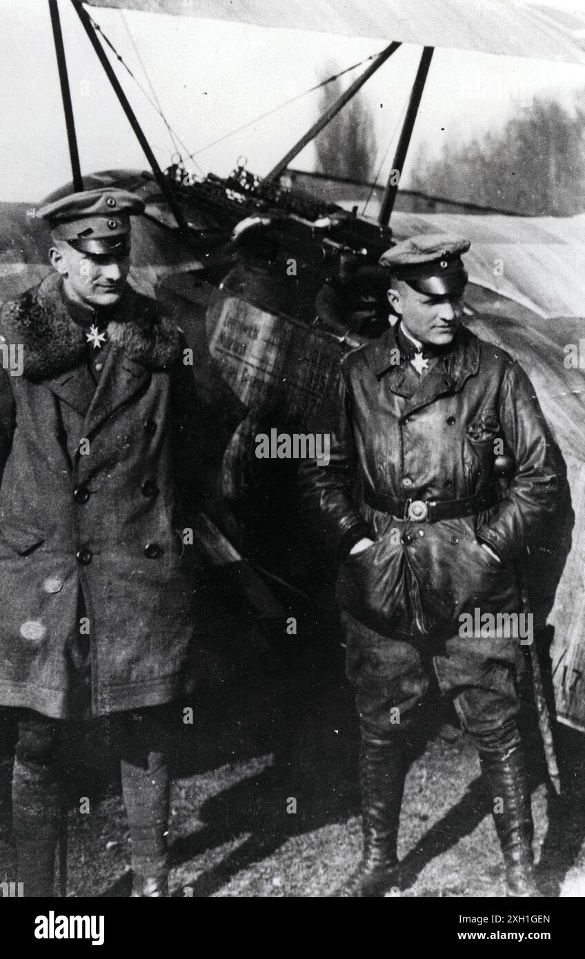 I fratelli Lothar e Manfred von Richthofen, aviatori tedeschi, famosi per le loro vittorie aeree durante la prima guerra mondiale. Manfred von Richthofen fu soprannominato il "Barone Rosso". Marzo 1918 Foto Stock