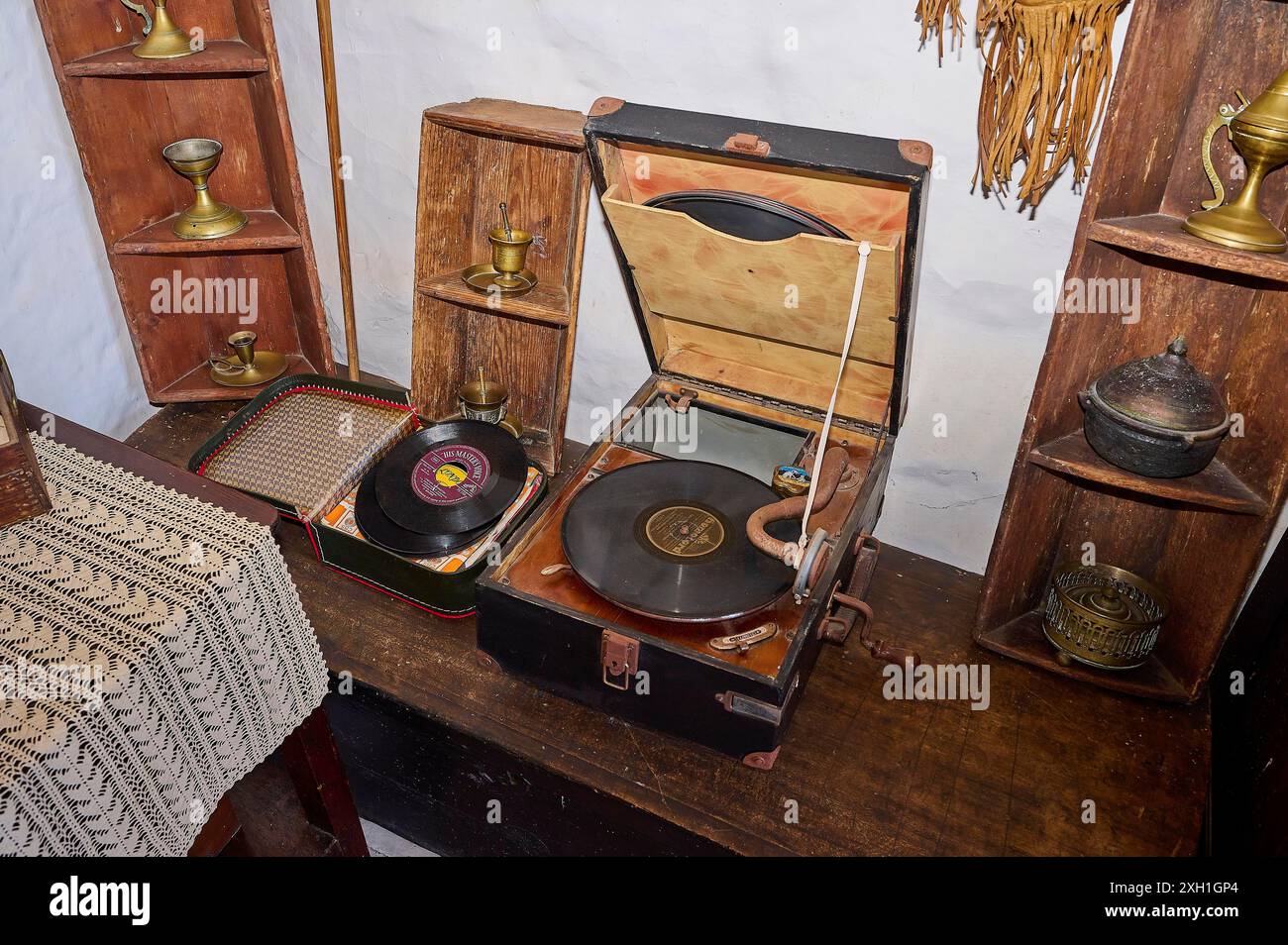 Primo piano di un vecchio disco con dischi e ornamenti dorati decorativi su una mensola di legno, Simantiris House, Chora, la città principale di Patmos Foto Stock