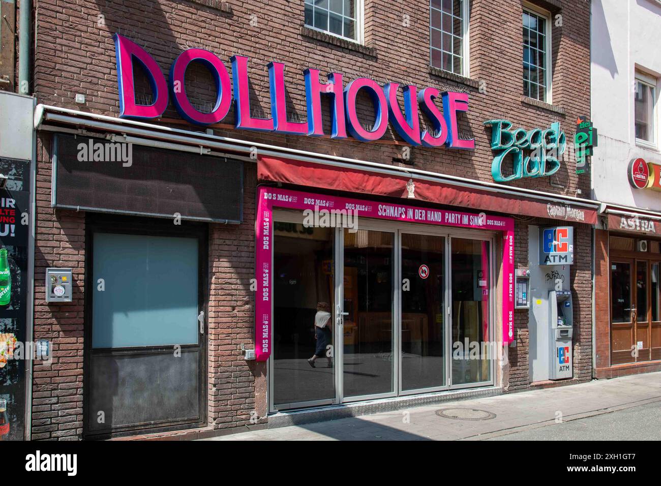 Dollhouse Beach Club luci al neon di giorno al Große Freiheit 17, quartiere St. Pauli di Amburgo, Germania Foto Stock