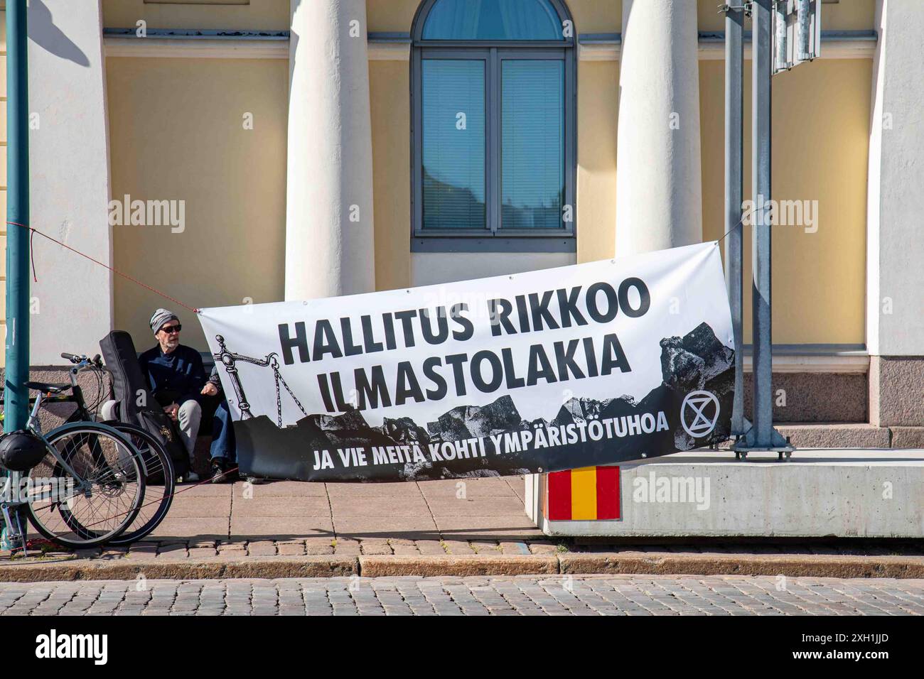 Hallitus rikkoo ilmastolakia. Striscione alla ribellione di Elokapina o all'estinzione Myrskyvaroitus 7,6 della Finlandia. Dimostrazione a Helsinki, Finlandia Foto Stock