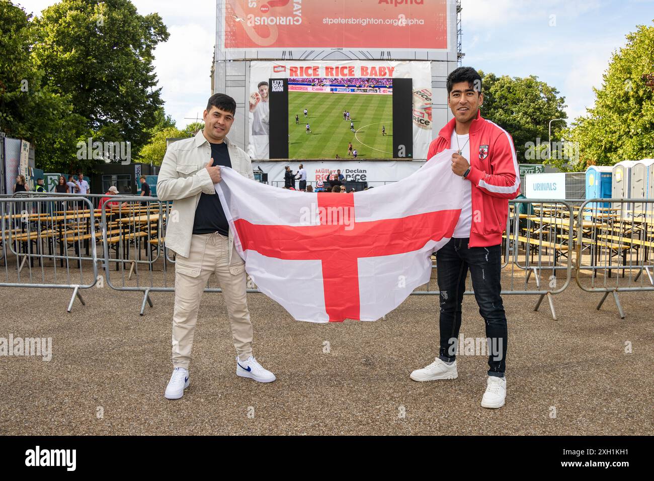 Contea di Brighton & Hove, East Sussex, Regno Unito. I tifosi di calcio dell'Inghilterra si riuniscono all'evento della zona dei tifosi del grande schermo, 4theFans, Brighton, per la partita Inghilterra-Paesi Bassi Euro 24. 11 luglio 2024 . David Smith/Alamy Foto Stock