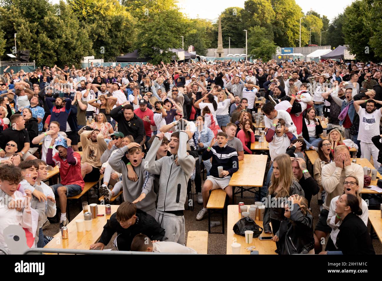 Contea di Brighton & Hove, East Sussex, Regno Unito. I tifosi di calcio dell'Inghilterra si riuniscono all'evento della zona dei tifosi del grande schermo, 4theFans, Brighton, per la partita Inghilterra-Paesi Bassi Euro 24. 11 luglio 2024 . David Smith/Alamy Foto Stock