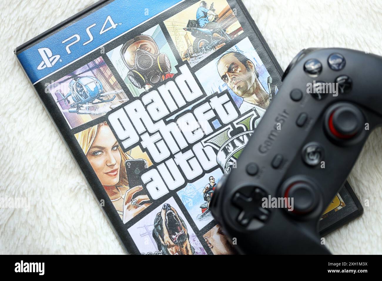 KIEV, UCRAINA - 26 GIUGNO 2024 Grand Theft Auto 5 PS4 videogioco box per console di gioco. Primo piano su un disco di videogiochi molto popolare Foto Stock