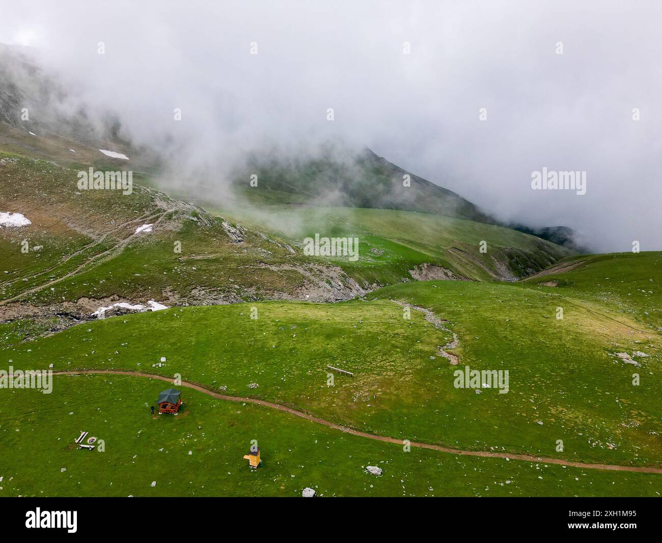 Panorama aereo sentiero nazionale fino al lago Martotis con campeggio ufficiale in salita. Zona di confine Georgia Russia nord-est. Foto Stock