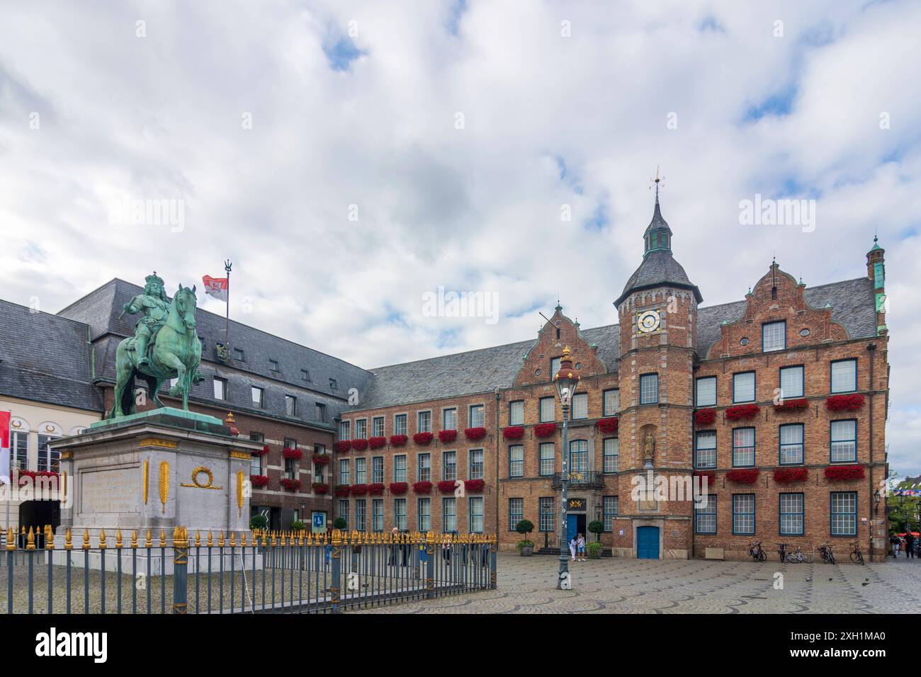 Piazza Marktplatz, Municipio Vecchio, monumento di Jan Wellem Düsseldorf Düsseldorf und Neanderland Nordrhein-Westfalen, Renania settentrionale Germania Foto Stock