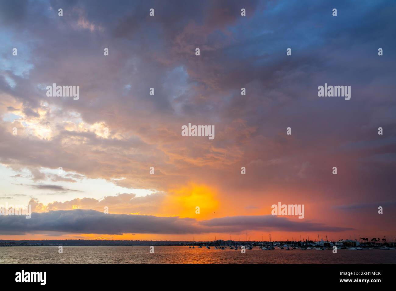 Cielo spettacolare al tramonto nella baia di San Diego, California Foto Stock