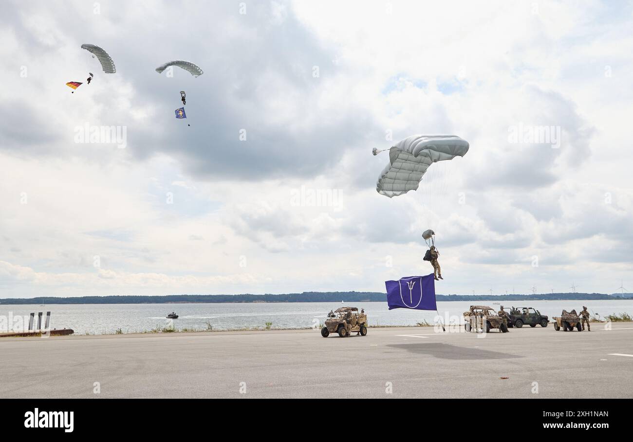 11 luglio 2024, Schleswig-Holstein, Eckernförde: Paracadutisti del comando delle forze speciali della Marina (KSM) durante una dimostrazione di atterraggio. La più antica unità delle forze speciali della Bundeswehr ha celebrato il suo sessantesimo anniversario con un appello nominale. Il KSM è schierato per operazioni e missioni in mare, dall'aria e sulla terraferma. Foto: Georg Wendt/dpa Foto Stock