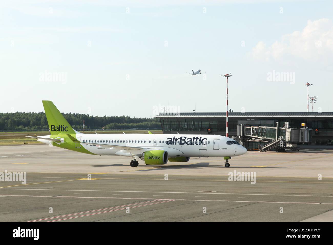 Riga, Lettonia - 26 maggio 2024: Air Baltic Aircraft presso l'aeroporto di Lidosta. Air Baltic è la compagnia di bandiera della Lettonia Foto Stock