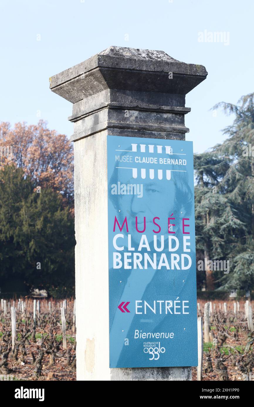 Saint-Julien, Francia - 28 novembre 2020: Ingresso al museo Claude Bernard a Saint-Julien, Beaujolais Foto Stock