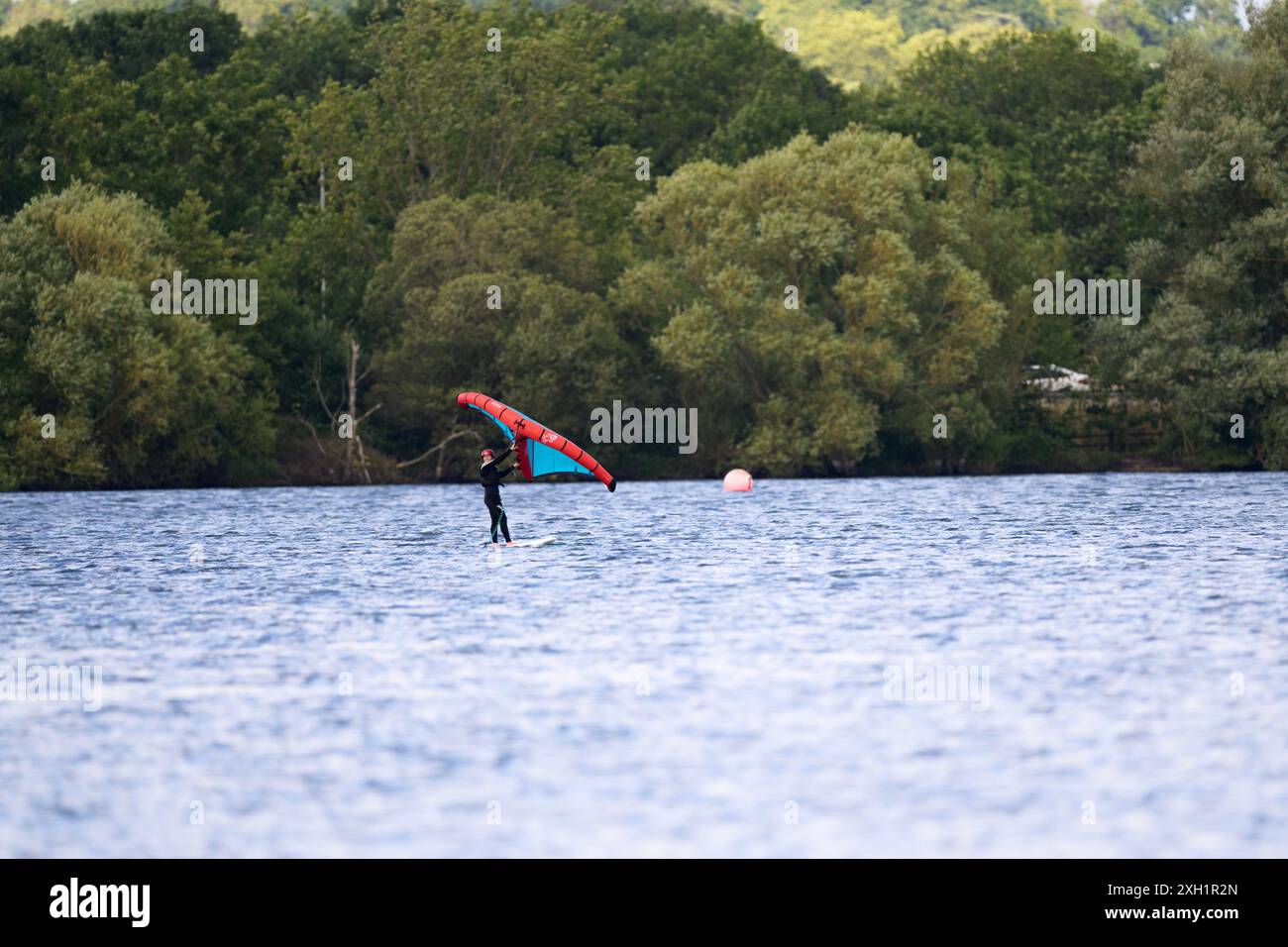 kiteboard su un lago Foto Stock