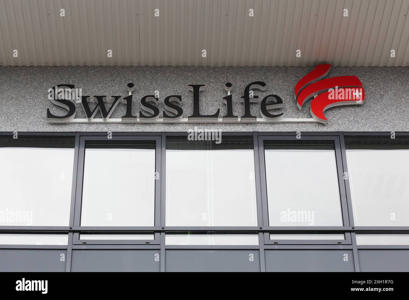 Villefranche, Francia - 25 febbraio 2024: Logo Swiss Life su un edificio. Il gruppo Swiss Life è la più grande compagnia di assicurazioni sulla vita della Svizzera Foto Stock