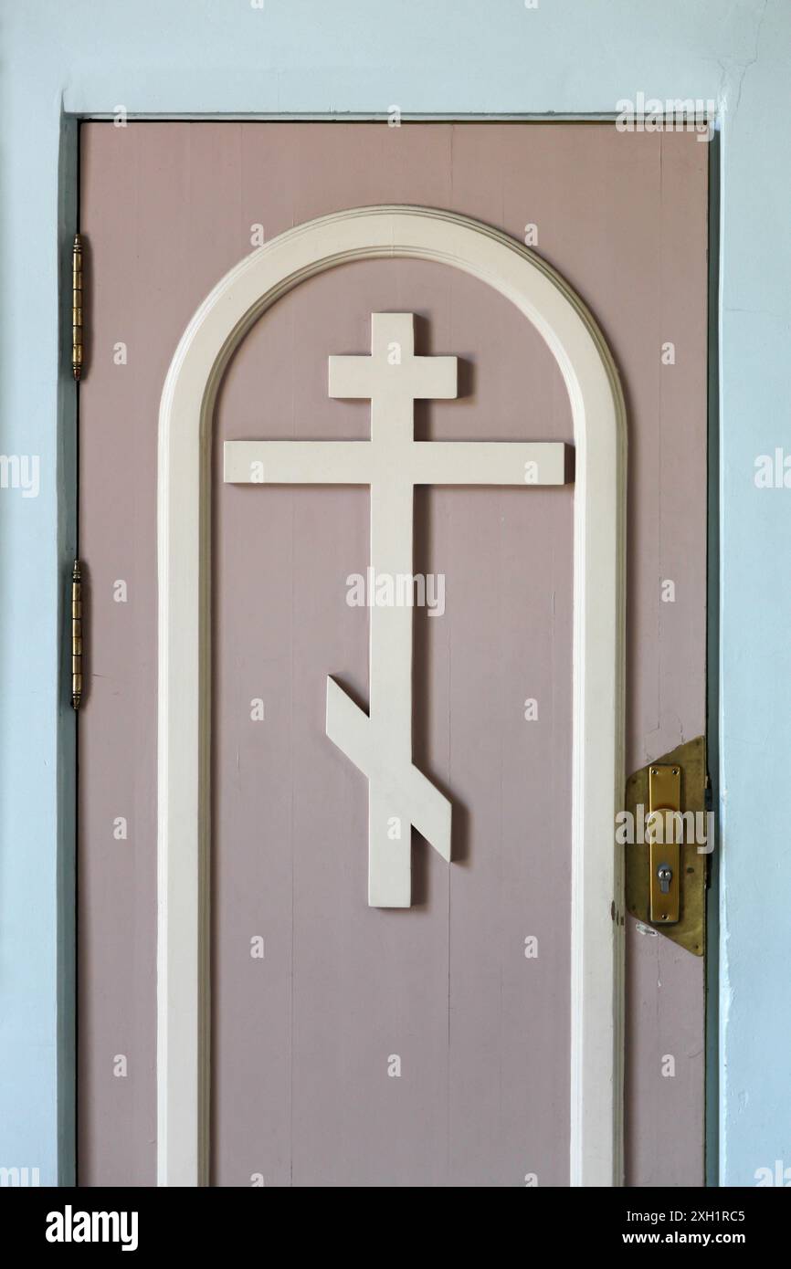 Simbolo della croce ortodossa russa su una porta Foto Stock