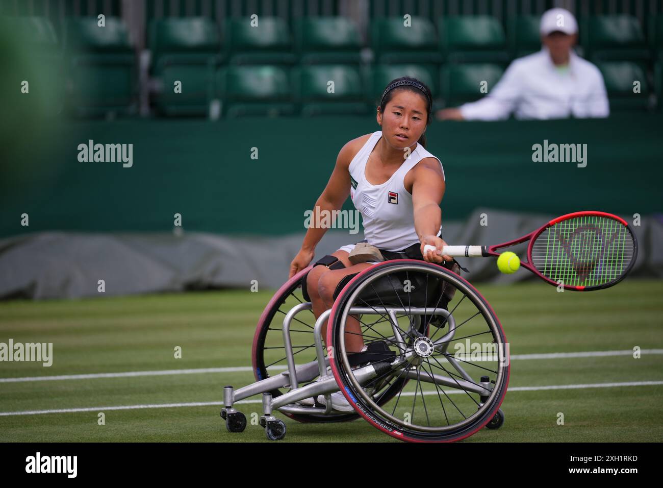 LONDRA, INGHILTERRA - 11 LUGLIO: Yui Kamiji del Giappone gioca un backhand contro il Kgothatso Montjane del Sudafrica nel secondo round del torneo femminile di Wimbledon 2024 all'All England Lawn Tennis and Croquet Club l'11 luglio 2024 a Londra, Inghilterra. Credito: MB Media Solutions/Alamy Live News Foto Stock