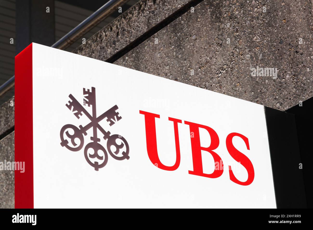 Ginevra, Svizzera - 21 agosto 2020: Firma UBS su un muro. UBS è una società svizzera di servizi finanziari globali. UBS è la più grande banca svizzera Foto Stock