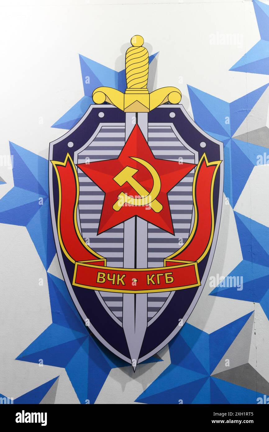 Riga, Lettonia - 25 maggio 2024: Logo del KGB su un muro all'angolo della casa di riga, antica sede del KGB sovietico in Lettonia Foto Stock
