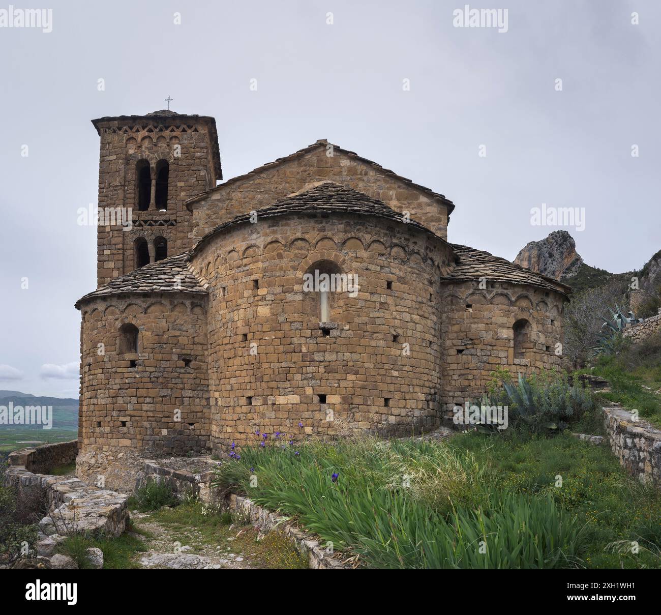 Chiesa romanica di Sant'Esteve ad Abella de la Conca, Pallars Jussa, Lleida, Catalogna, che mostra l'antica architettura in una tranquilla landsca montuosa Foto Stock