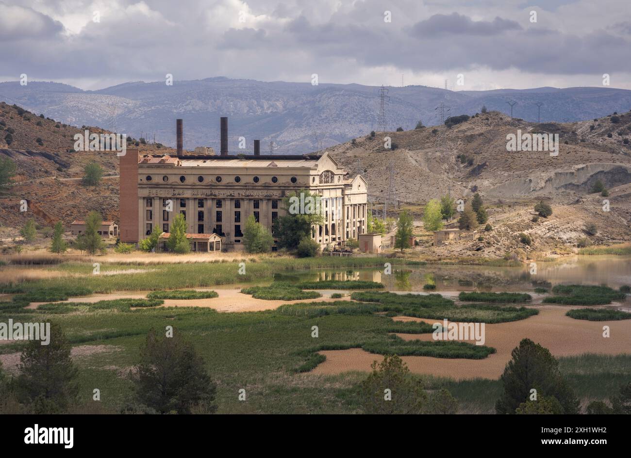 Una bellissima centrale termica abbandonata situata nella pittoresca valle di Aliaga, Teruel, Spagna, circondata da aspre montagne e lu Foto Stock