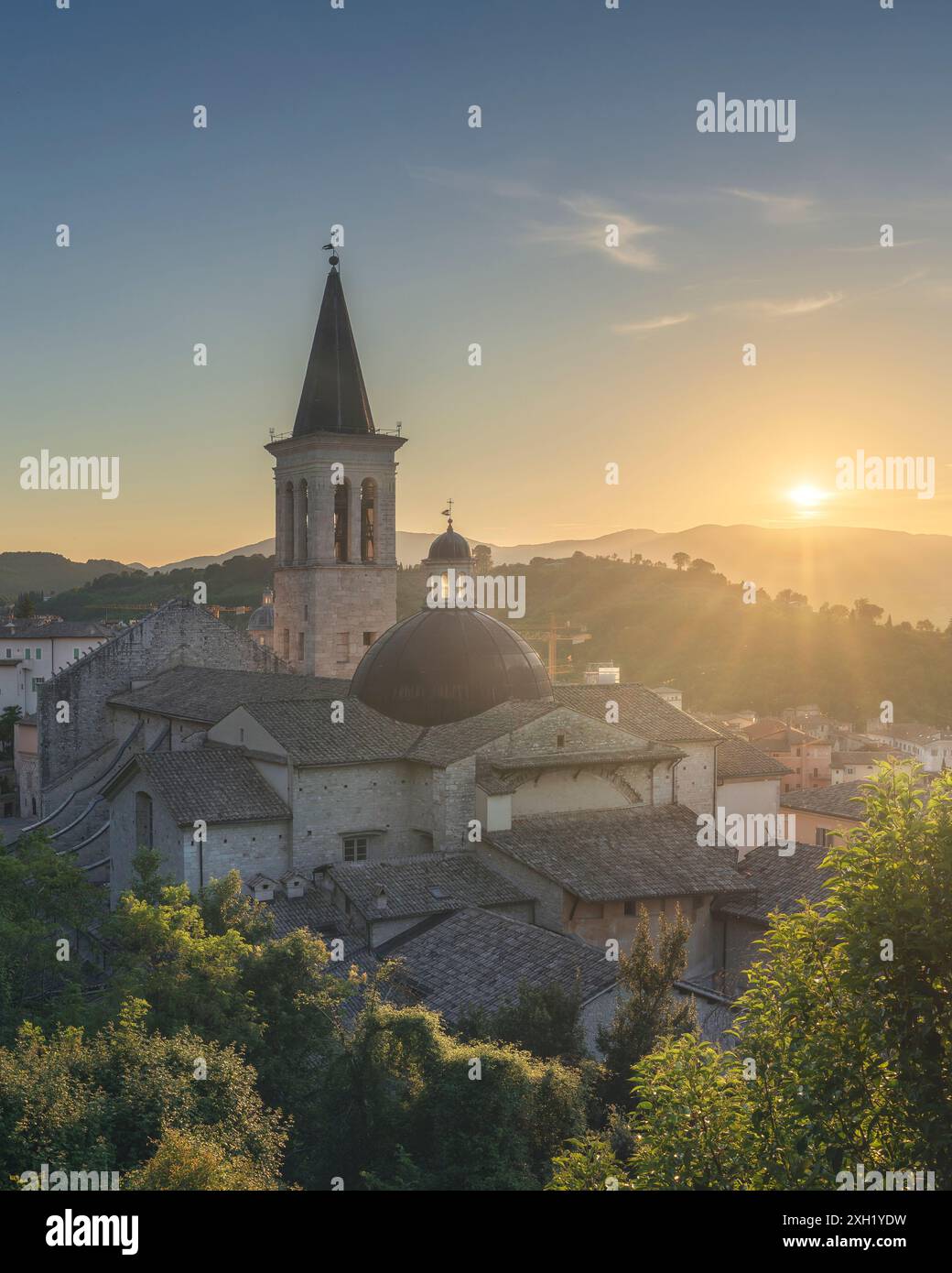 Spoleto, Santa Maria Assunta o duomo di Santa Maria al tramonto. Provincia di Perugia, regione Umbria, Italia, Europa. Foto Stock