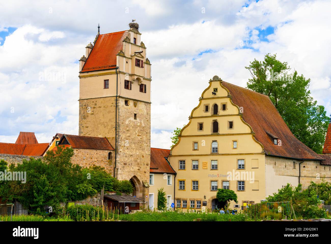 Torre di Nördlinger (Nördlinger Tor) a Dinkelsbühl. Germania. La città vecchia risale al XIV secolo ed è oggi un monumento architettonico protetto. Foto Stock
