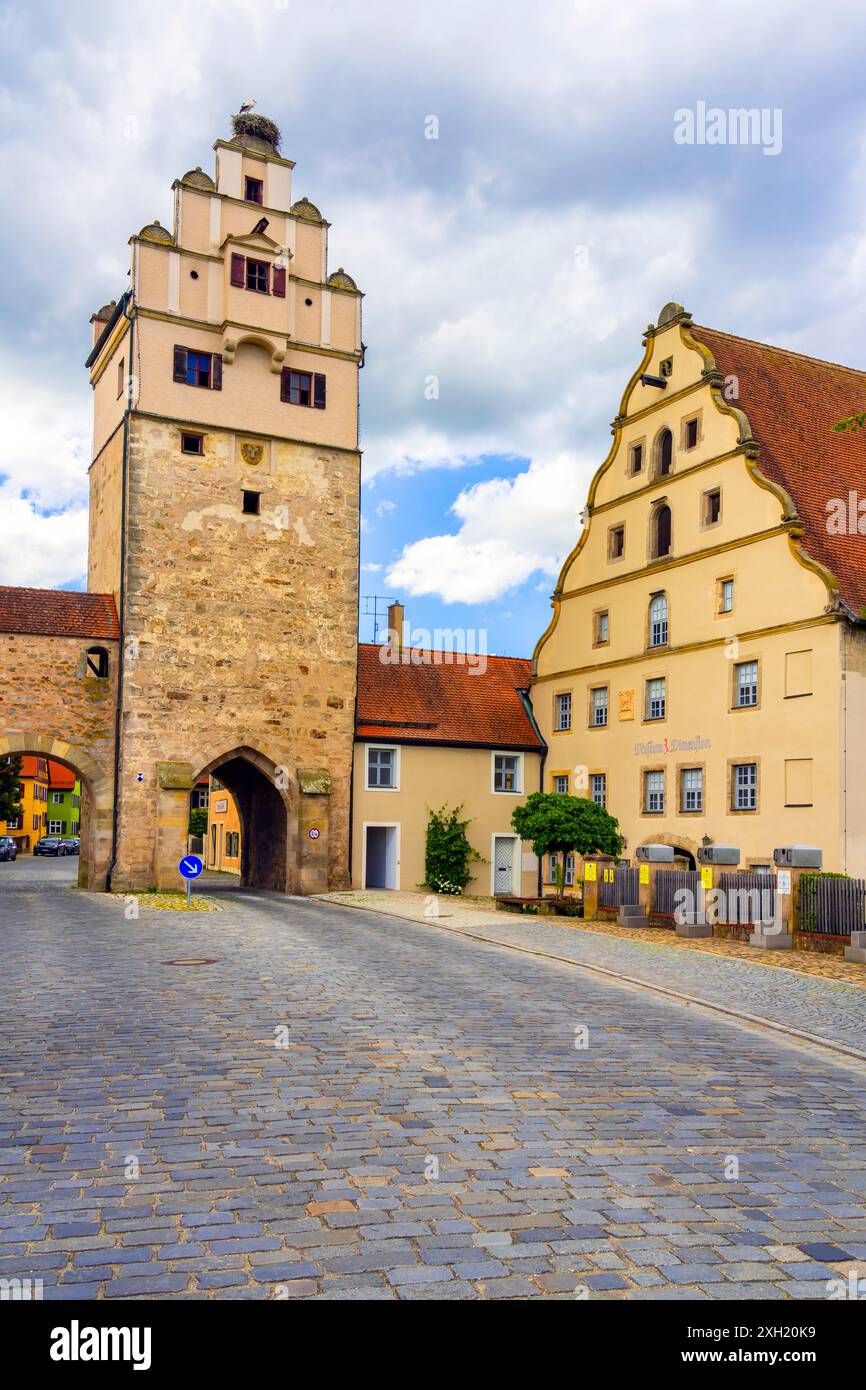 Torre di Nördlinger (Nördlinger Tor) a Dinkelsbühl. Germania. La città vecchia risale al XIV secolo ed è oggi un monumento architettonico protetto. Foto Stock