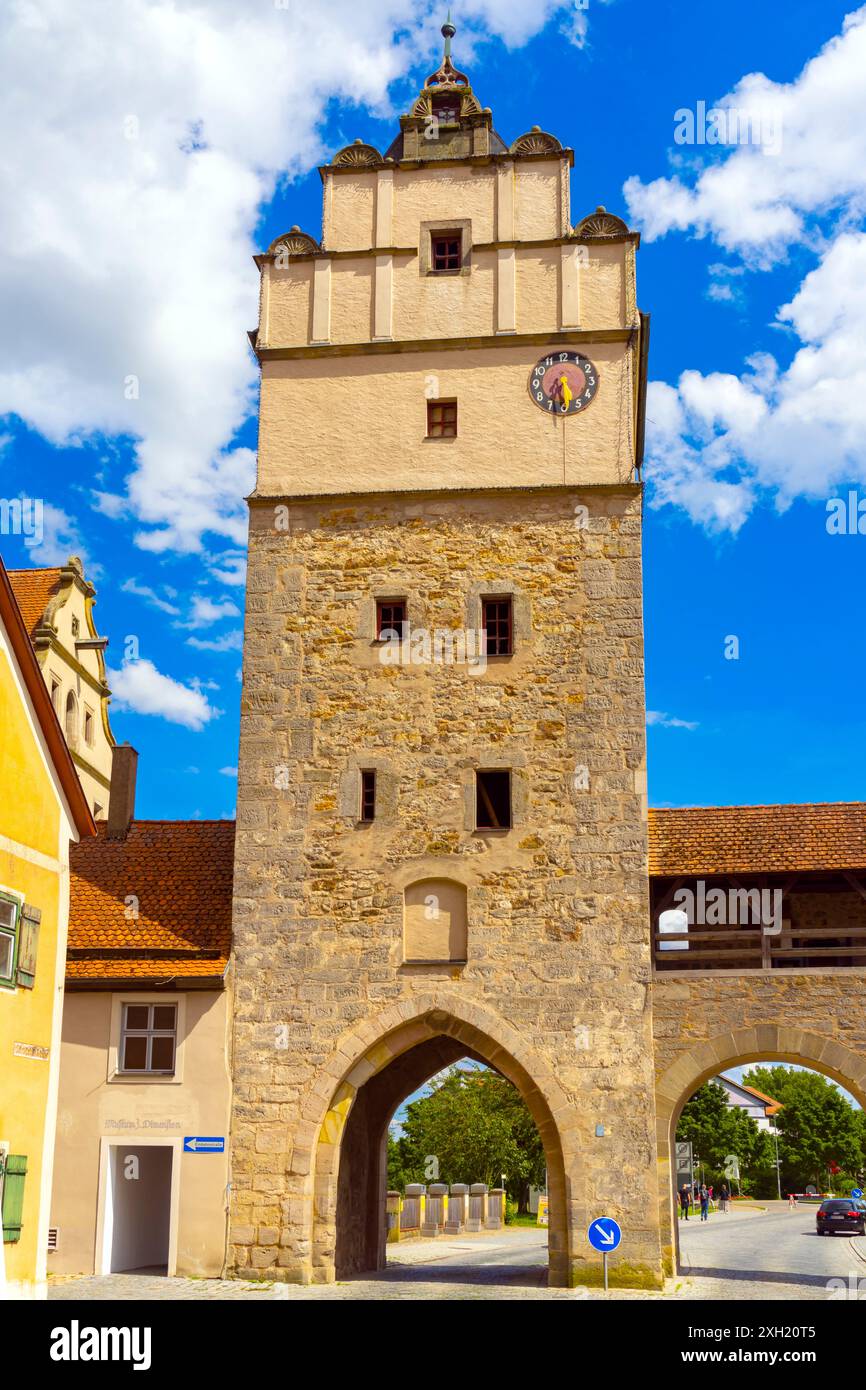 Torre di Nördlinger (Nördlinger Tor) a Dinkelsbühl. Germania. La città vecchia risale al XIV secolo ed è oggi un monumento architettonico protetto. Foto Stock