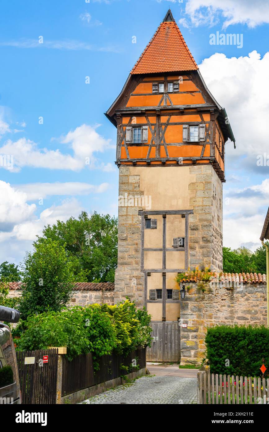 Torre di Bäuerlins (Bäuerlinsturm) a Dinkelsbühl. Germania. La città vecchia risale al XIV secolo ed è oggi un monumento architettonico protetto. Foto Stock