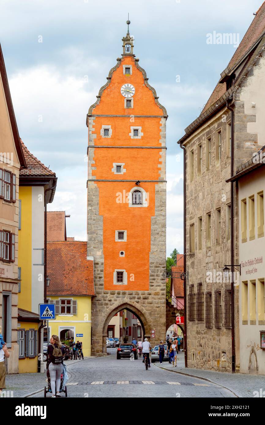 Torre di Wörnitz (Wörnitztor) a Dinkelsbühl. Germania. La città vecchia risale al XIV secolo ed è oggi un monumento architettonico protetto. È un Foto Stock