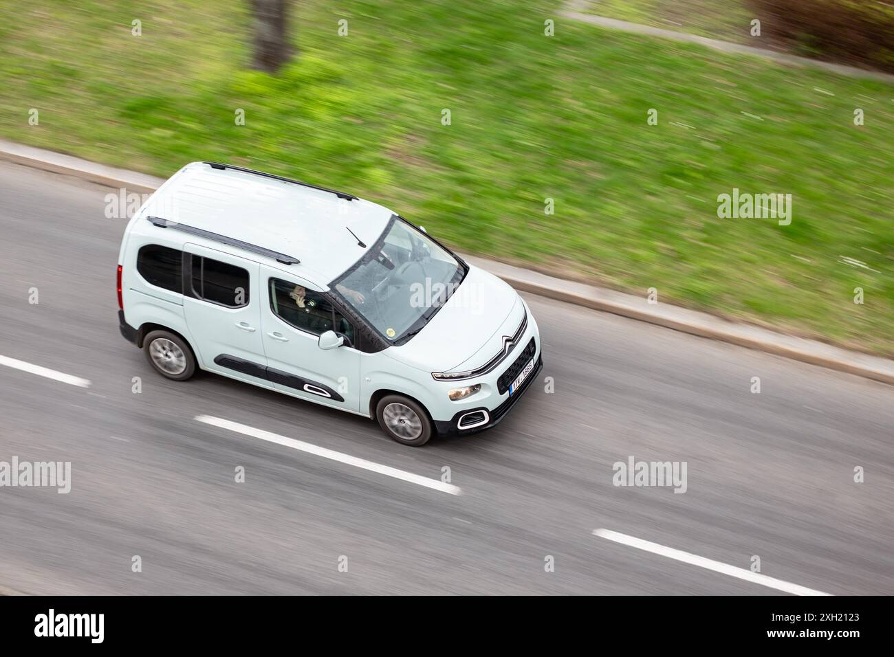 OSTRAVA, REPUBBLICA CECA - 16 MARZO 2024: Furgone Citroen Berlingo azzurro con effetto di sfocatura del movimento Foto Stock