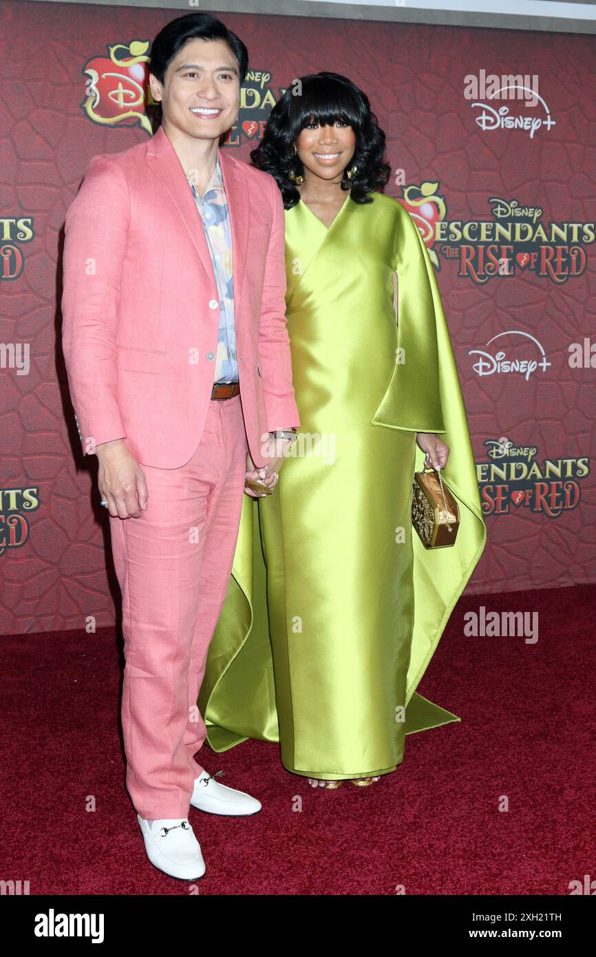 10 luglio 2024, Burbank, CA, Stati Uniti: LOS ANGELES - JUL 10: Paolo MontalbaÌn, Brandy ai discendenti: L'ascesa del Red World Premiere ai Walt Disney Studios il 10 luglio 2024 a Burbank, CA (Credit Image: © Kay Blake/ZUMA Press Wire) SOLO USO EDITORIALE! Non per USO commerciale! Foto Stock