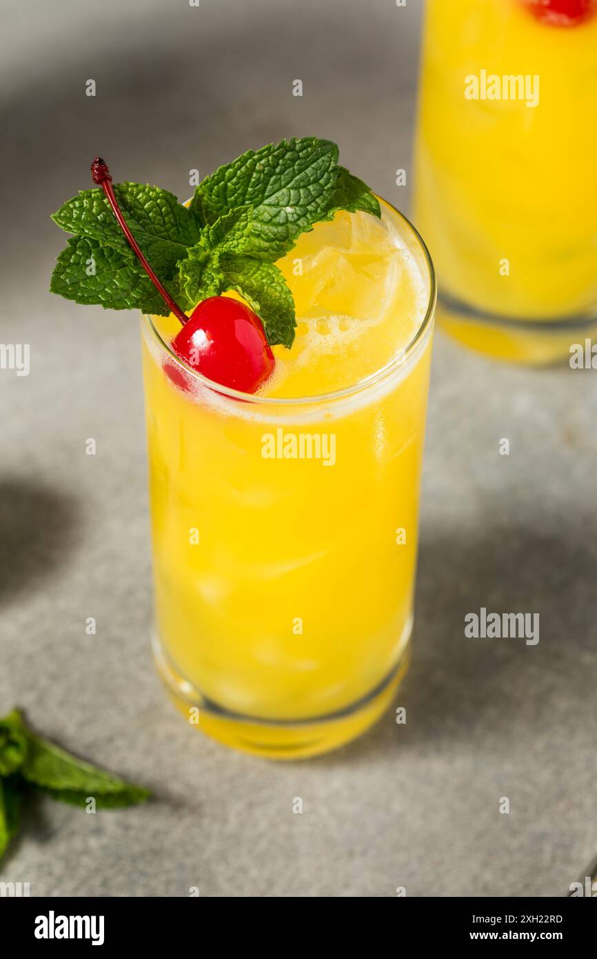 Rinfrescante cocktail di uccelli gialli con Lime Galliano e Gin Foto Stock
