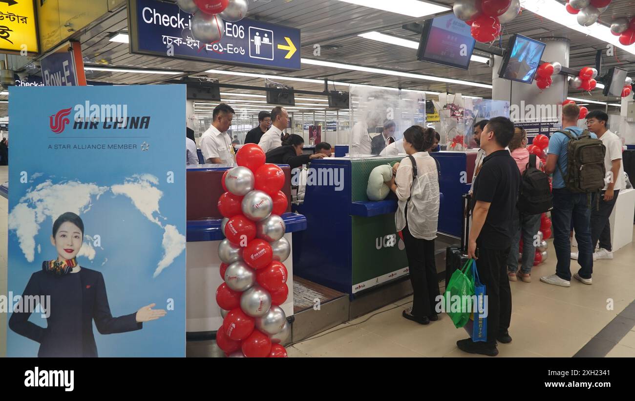 DHAKA, 11 luglio 2024 (Xinhua) -- passeggeri che prendono il volo inaugurale Air China Dhaka-Pechino, check-in diretto presso l'aeroporto internazionale Hazrat Shahjalal di Dhaka, Bangladesh, 10 luglio 2024. Un volo diretto che collega la capitale del Bangladesh Dacca a Pechino è stato inaugurato mercoledì qui all'aeroporto internazionale Hazrat Shahjalal con una cerimonia ufficiale. Air China effettuerà quattro voli settimanali su questa rotta, con servizi disponibili martedì, mercoledì, giovedì e venerdì. (Xinhua) Foto Stock