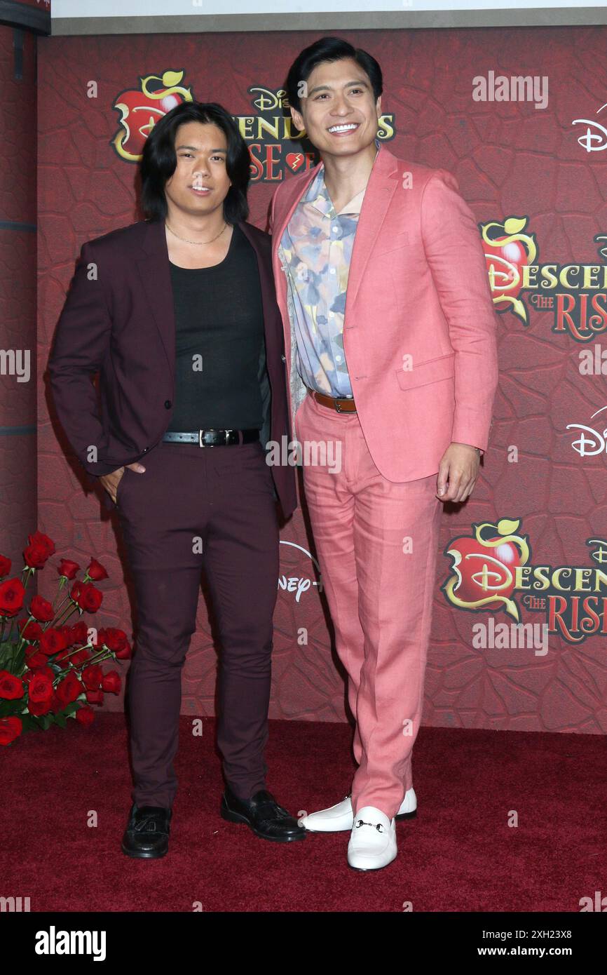 LOS ANGELES - JUL 10: Tristan Padil, Paolo Montalban ai discendenti: The Rise of Red World Premiere ai Walt Disney Studios il 10 luglio 2024 Foto Stock