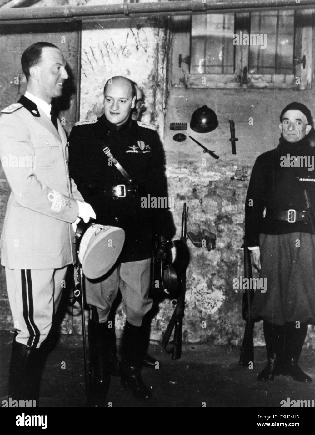 Anni' 40 Roma Archivio storico Olycom/LaPresse Marie José del Belgio (Ostenda, 4 agosto 1906 - Thônex, 27 gennaio 2001) è stata l'ultima regina consorte d'Italia nel 1946, come moglie di Umberto II, prima della proclamazione della Repubblica. Si tratta della sovrana consorte con il più breve regno nella storia dell'Italia unita. Il suo nome italianizzato era Maria Giuseppina di Savoia benché lei stessa non l'abbia mai voluto adottare nemmeno su documenti ufficiali quali, per esempio, l'atto di matrimonio. Nella foto: Benito Mussolini riceve visita di re Umberto II e la famiglia reale nel ph Foto Stock