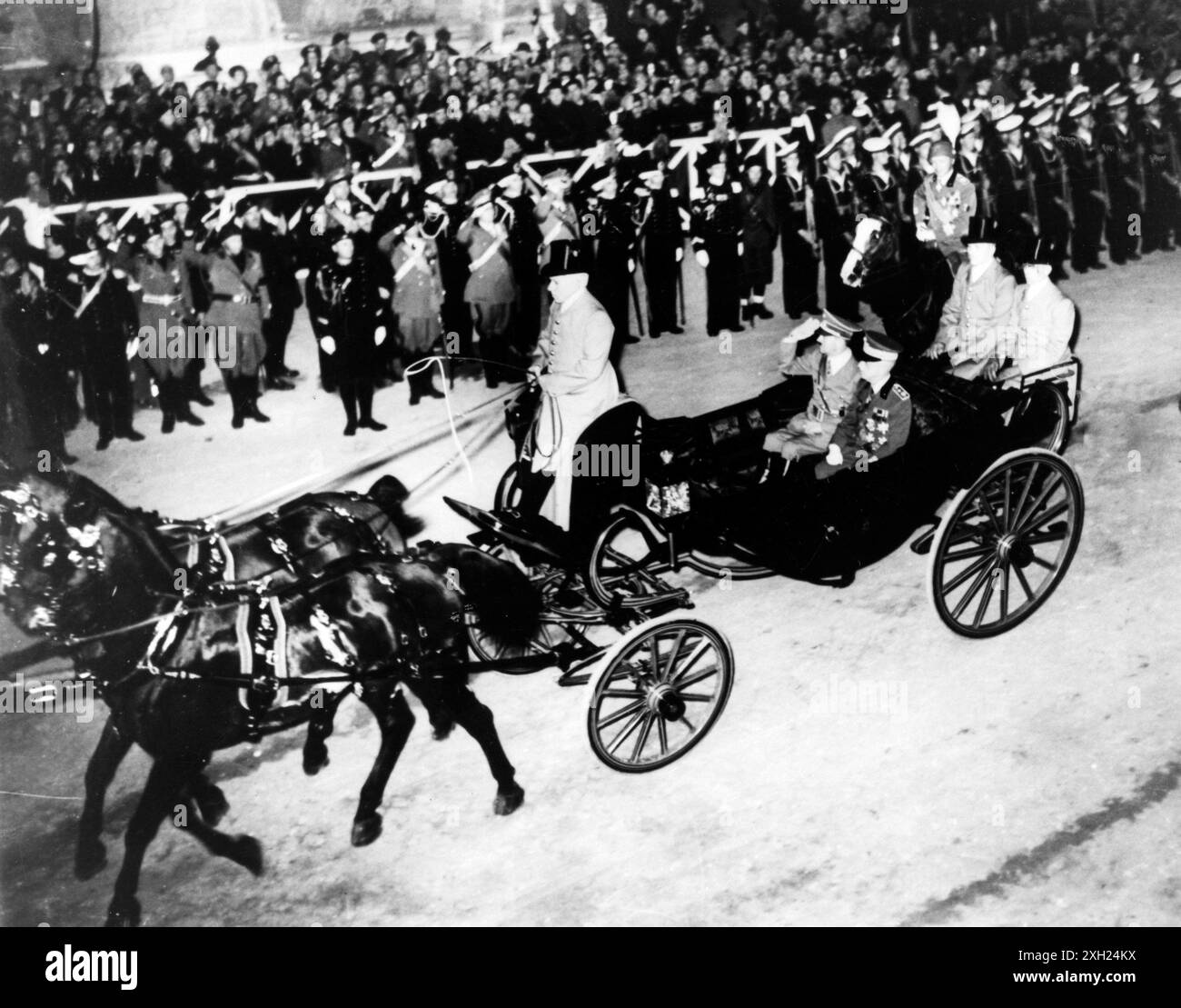 Anni' 40 Roma Archivio storico Olycom/LaPresse Vittorio Emanuele III di Savoia (Vittorio Emanuele Ferdinando Maria Gennaro di Savoia; Napoli, 11 novembre 1869 - Alessandria d'Egitto, 28 dicembre 1947) è stato re d'Italia (dal 1900 al 1946), Imperatore d'Etiopia (dal 1936 al 1943), primo Maresciallo dell'Impero (dal 4 aprile 1938) e Re d'Albania (dal 1939 al 1943). Abdicò il 9 maggio 1946 e gli succedette il figlio Umberto II nella foto: Vittorio Emanuele III con Adolf Hitler a Roma nella foto: Vittorio Emanuele III con Adolf Hitler a Roma crediti: LaPresse/Alamy Live News Foto Stock