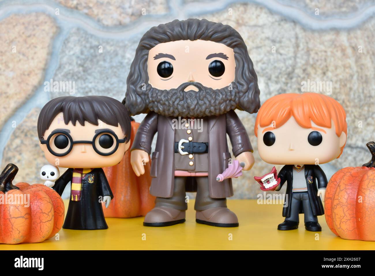 Funko Pop action figure di Harry Potter, il guardiano Hagrid e Ron Weasley. Parete in pietra, decorazioni in zucca, pavimento giallo, favoloso, magico, Hogwarts. Foto Stock