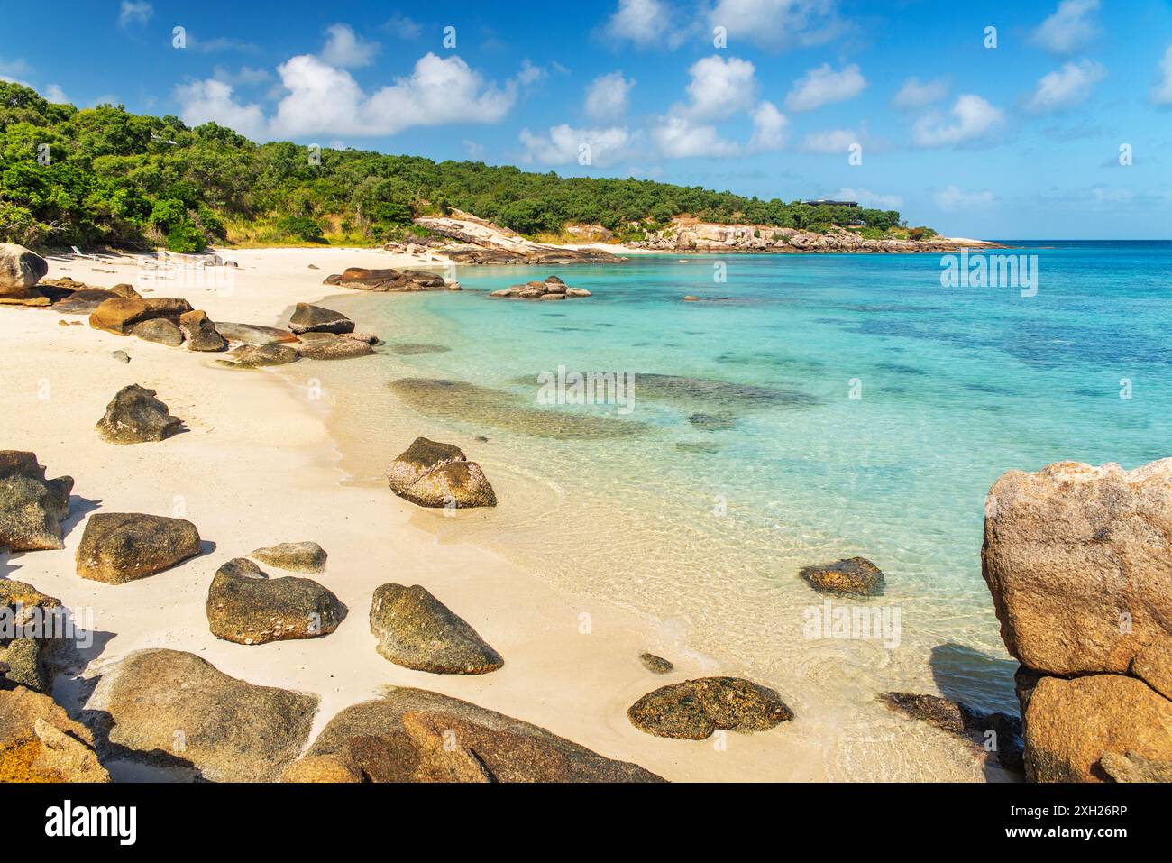 Pittoresca spiaggia tropicale di sabbia dorata Sunset Beach con acqua turchese a Lizard Island, Australia. Lizard Island si trova sulla grande Barriera Corallina in no Foto Stock