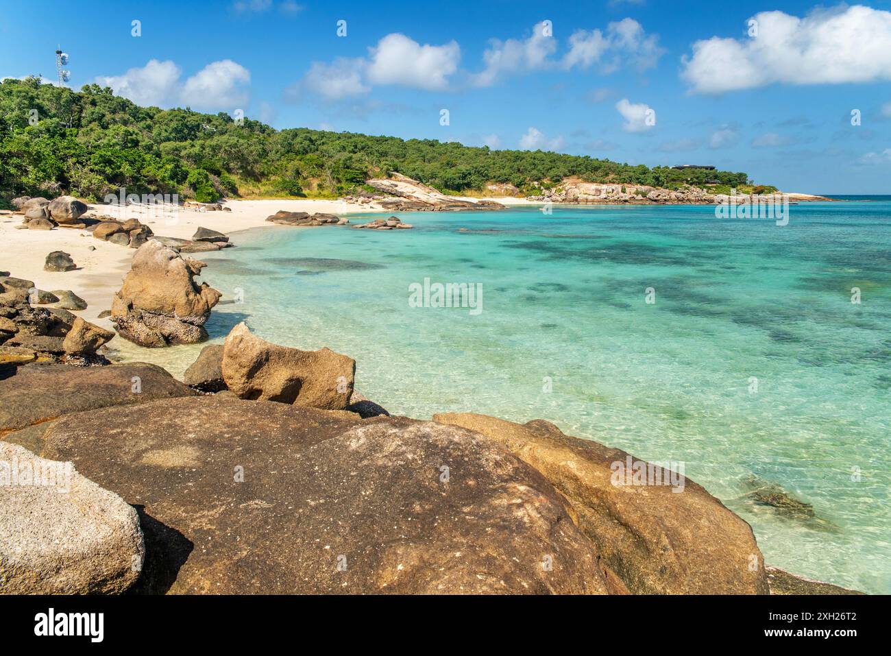 Pittoresca spiaggia tropicale di sabbia dorata Sunset Beach con acqua turchese a Lizard Island, Australia. Lizard Island si trova sulla grande Barriera Corallina in no Foto Stock