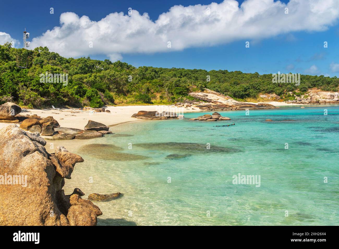 Pittoresca spiaggia tropicale di sabbia dorata Sunset Beach con acqua turchese a Lizard Island, Australia. Lizard Island si trova sulla grande Barriera Corallina in no Foto Stock