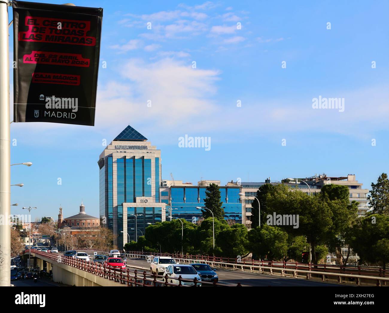Mutua Madrilena edificio nel centro della città con un banner pubblicitario per la campagna di marketing per il Madrid Tennis Open Madrid Spain Europe Foto Stock