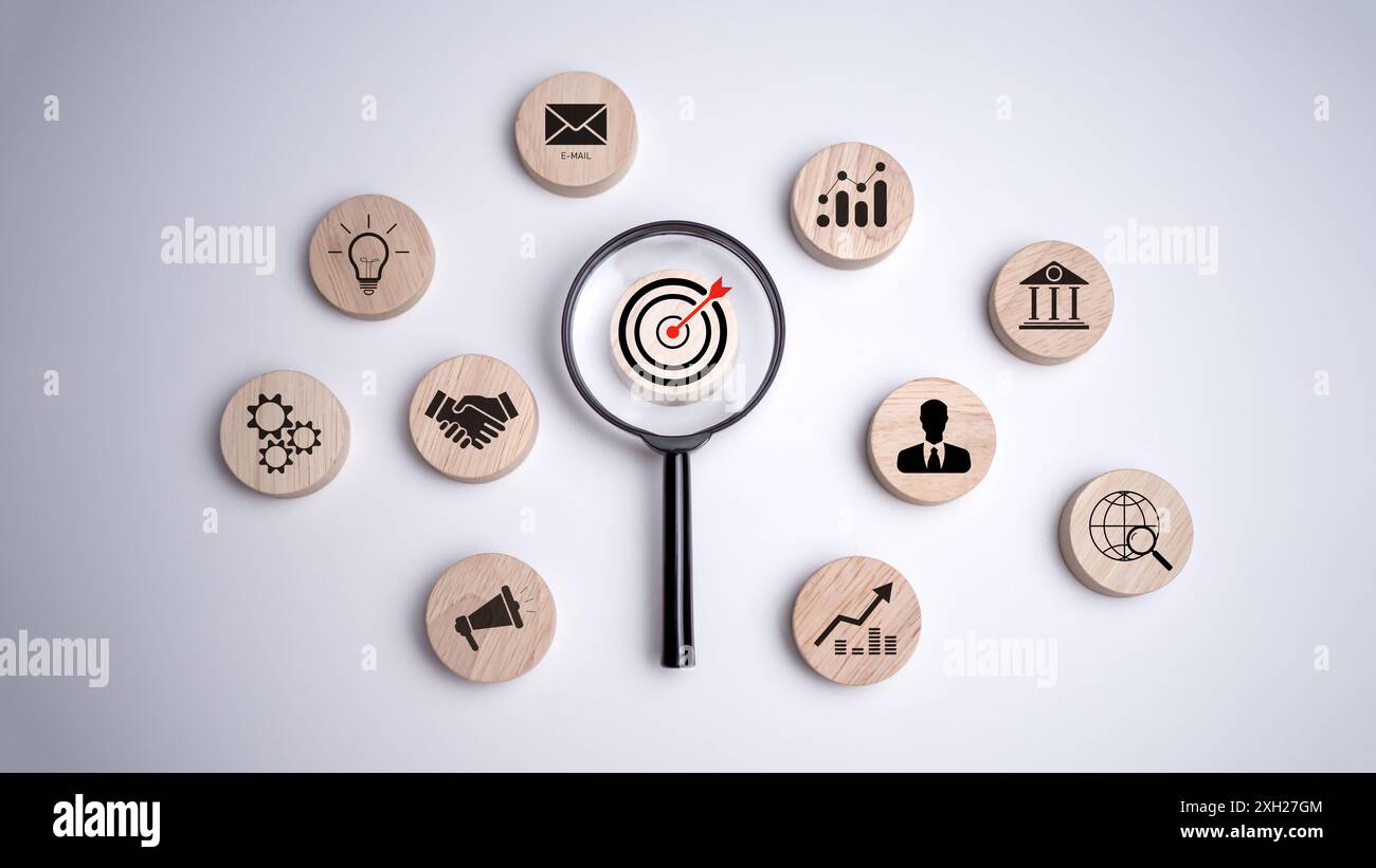 Icona focalizzata sulla lente d'ingrandimento che per la pianificazione della leadership nello sviluppo e del concetto di gruppo target del cliente, la crescita degli investimenti e il successo devel Foto Stock